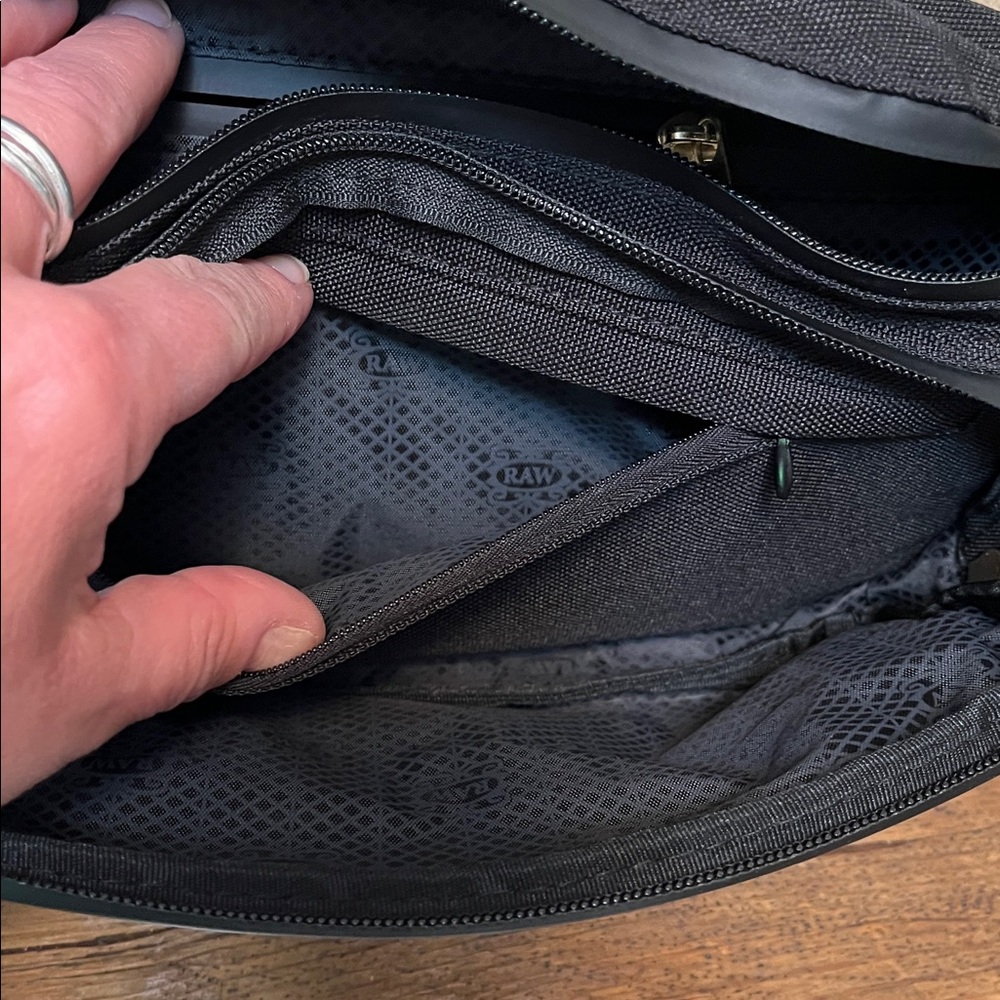 RAW smell proof sling bag - Picture 6 of 6